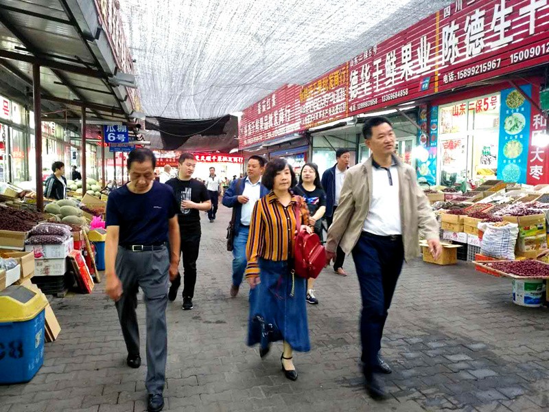 1507624463559413.jpg 武漢白沙州農(nóng)副產(chǎn)品大市場(chǎng)有限公司參觀(guān)考察北園春市場(chǎng)1 北園春市場(chǎng)行政辦 投稿人:陸峰_副本.jpg