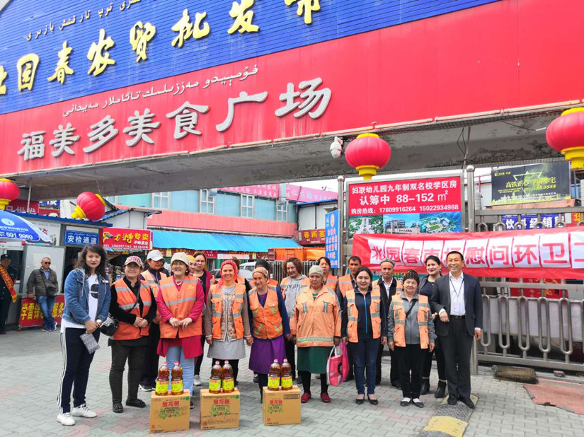 1562129149212832.jpg 北園春市場送溫暖關(guān)愛環(huán)衛(wèi)工人01_副本.jpg