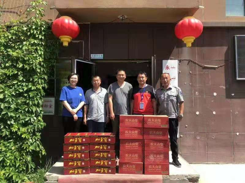1564545372159670.jpg 圖為:副食公司為永平鄉(xiāng)社區(qū)送慰問品_副本.jpg