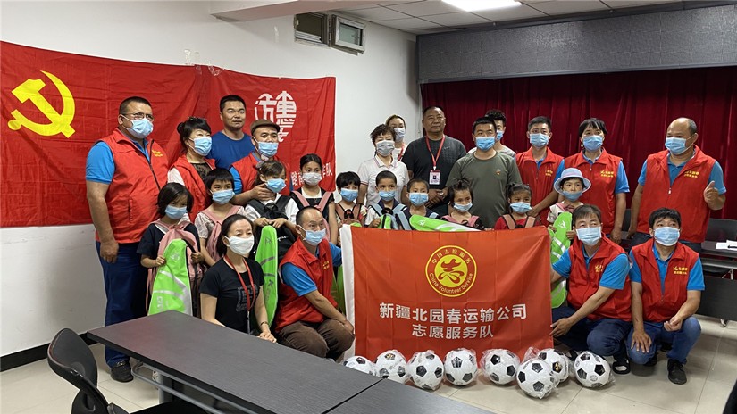 圖為：社區(qū)領導及工作人員、北園春志愿服務隊員代表與11名孩子和家長留影_副本.jpg