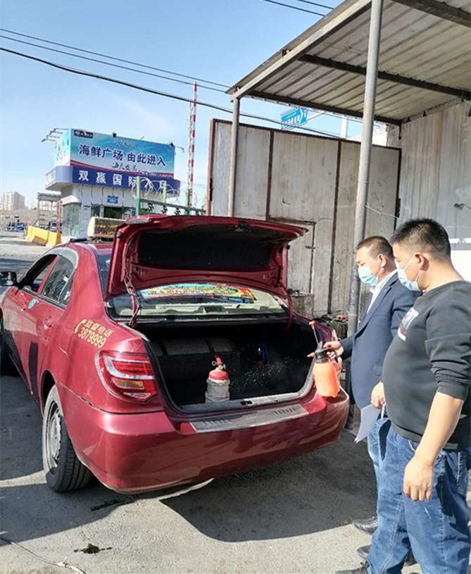 1604398598387871.jpg 圖為:車隊(duì)隊(duì)長指導(dǎo)車輛如何規(guī)范消殺工作_副本.jpg