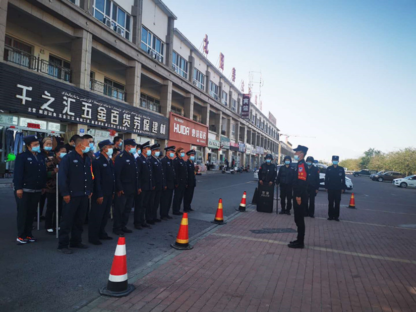 1604398918323312.jpg 圖為:烏蘇北園春市場治安員列隊(duì)接受教官的指導(dǎo)_副本.jpg