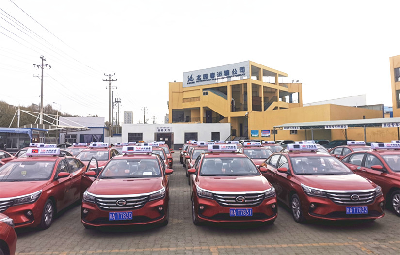 40輛車整齊擺放在公司院內(nèi)，等待發(fā)車儀式_副本.jpg