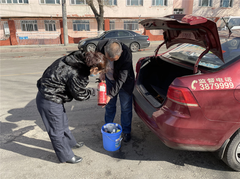 1614741573945249.jpg 圖為:運(yùn)輸公司管理人員對出租車上滅火器的檢查_副本.jpg