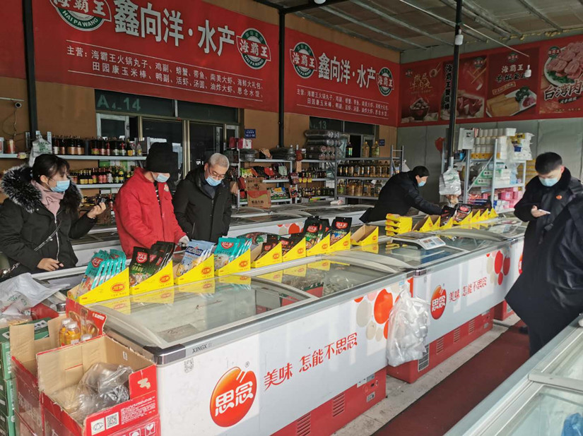 1614742215429514.jpg 圖為:市場食品質(zhì)量安全檢查小組對(duì)商戶貨物進(jìn)行檢查_副本.jpg