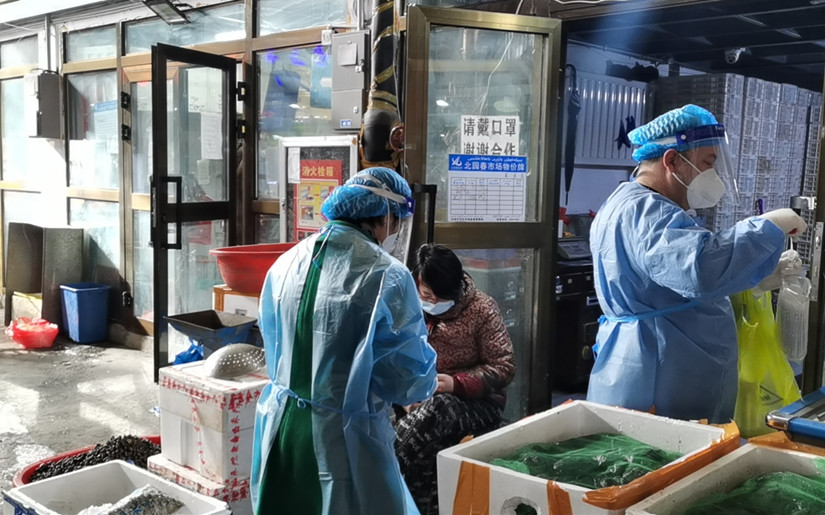 1617215349863982.jpg 自治區(qū)疾控中心專業(yè)技術(shù)人員對我市場外環(huán)境標(biāo)本采樣隨機(jī)抽樣檢測_副本.jpg