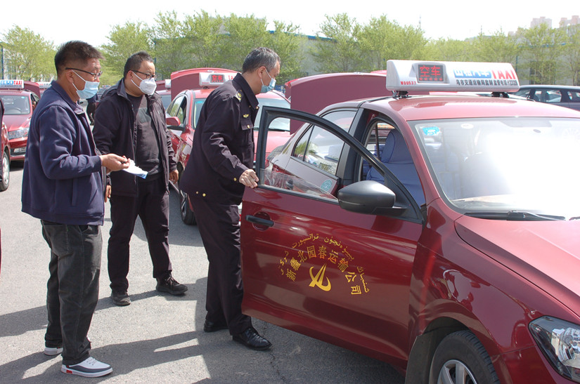 1651141900998907.jpg 圖為:行業(yè)部門對(duì)運(yùn)輸公司車輛規(guī)范檢查_(kāi)副本.jpg
